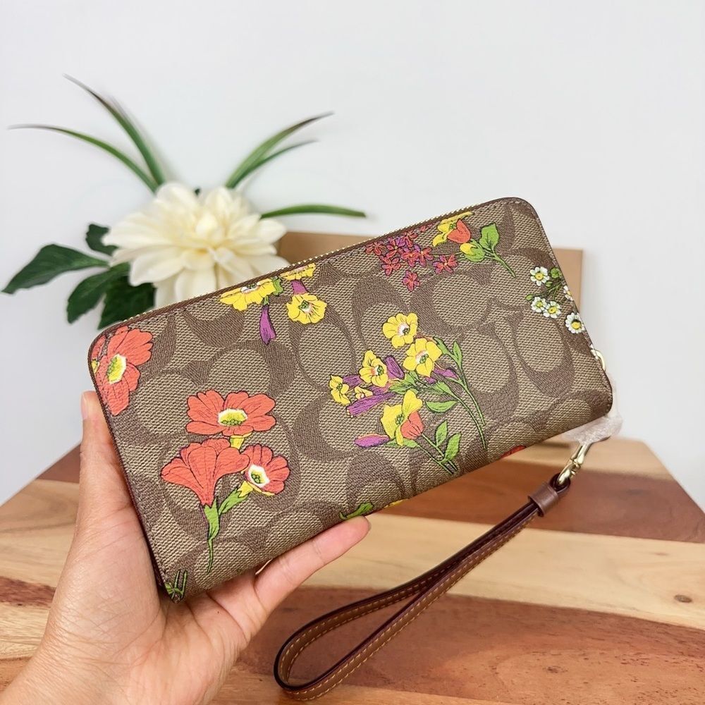 NWT Coach Boxed Long Zip Around Wallet In Signature Canvas With Floral Print - Picture 6 of 8